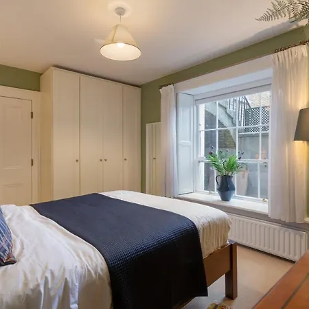 Spectacular 2 Bedroom Apartment With Sunny Garden & Terrace-2